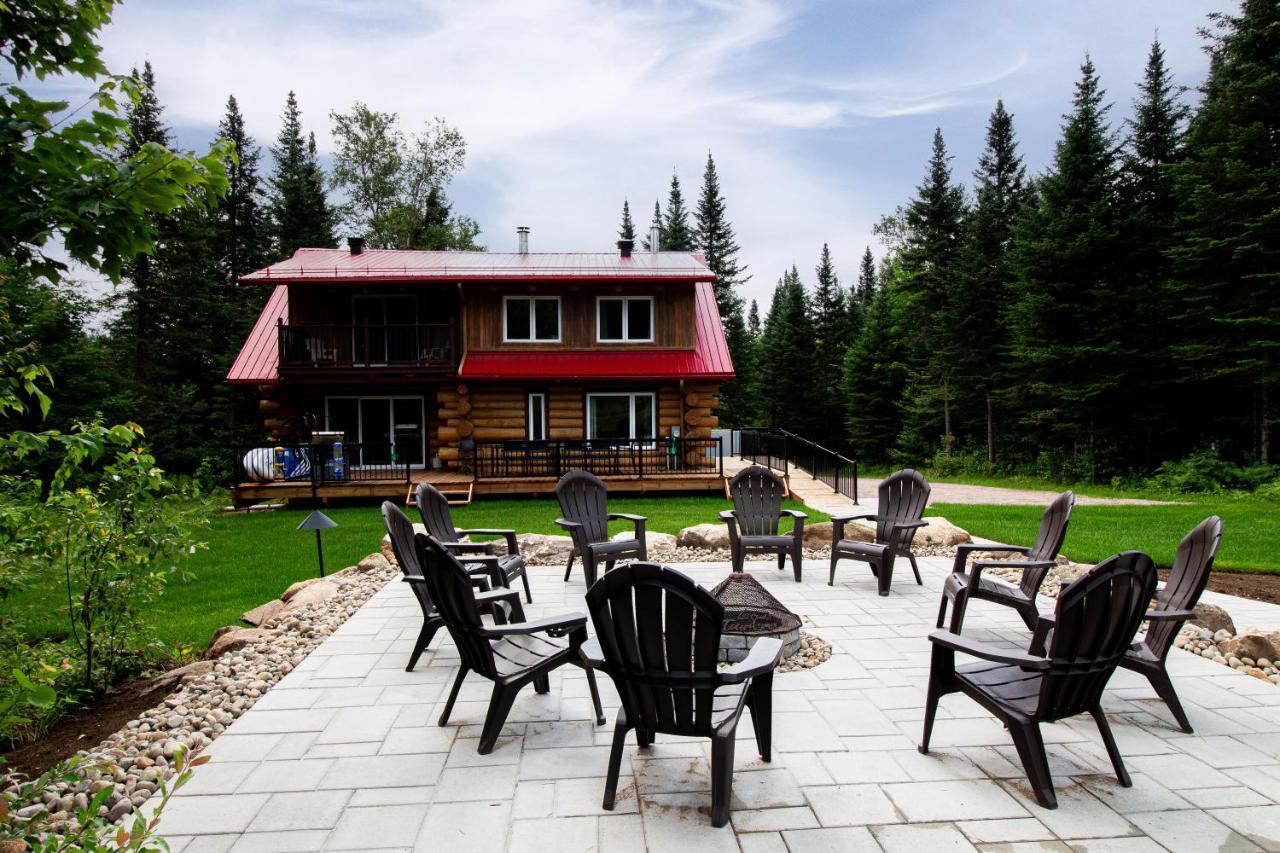 Les Chalets Tourisma - Chalet En Bois Rond Avec Spa Et Lac Prive - Le Caribou Sainte-Catherine Exterior photo