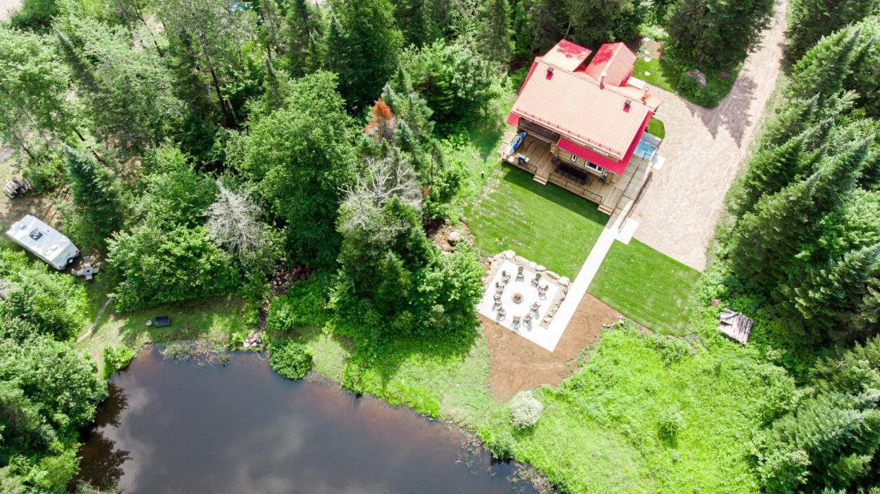 Les Chalets Tourisma - Chalet En Bois Rond Avec Spa Et Lac Prive - Le Caribou Sainte-Catherine Exterior photo